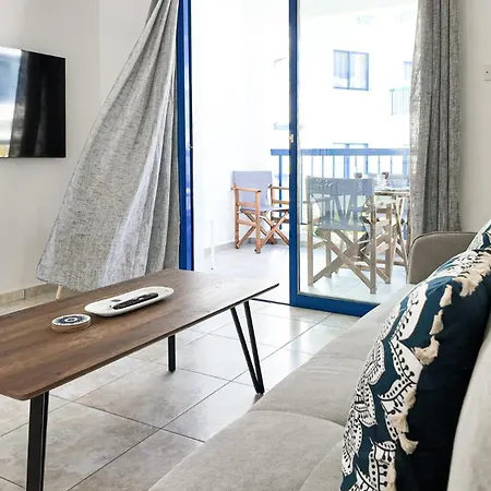 Diana Oasis 1b, Pool, Center *