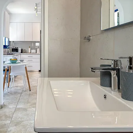 Diana Oasis 1b, Pool, Center