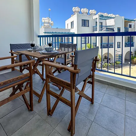 Diana Oasis 1b, Pool, Center *