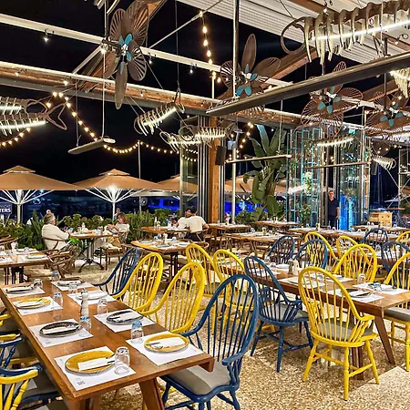 Diana Oasis 1b, Pool, Center