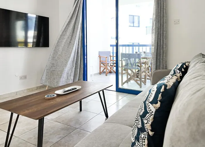 Diana Oasis 1b, Pool, Center *