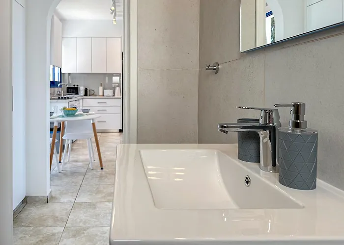 Diana Oasis 1b, Pool, Center